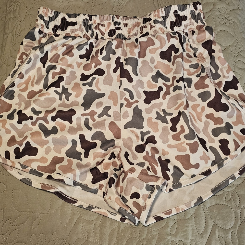 BRAND NEW DUCK CAMO SHORTS, SIZE L